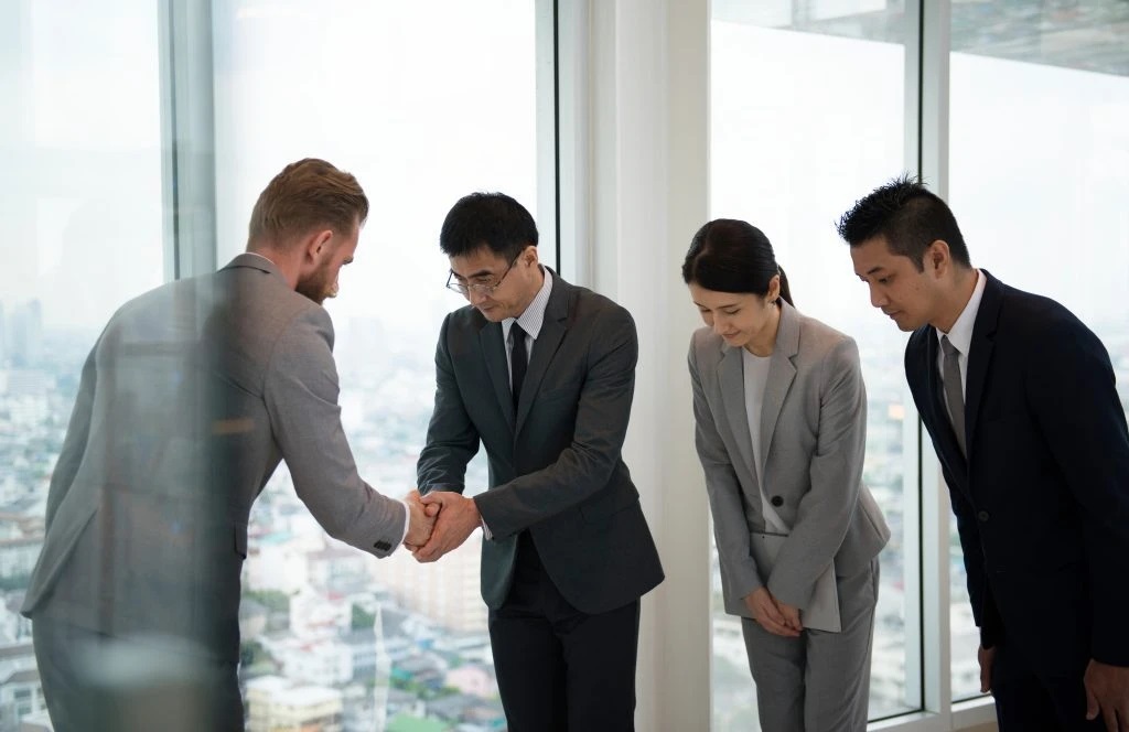 salaryman-bowing-1024x664.jpg